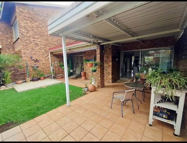3 BEDROOM TOWNHOUSE FOR SALE IN BRACKENHURST